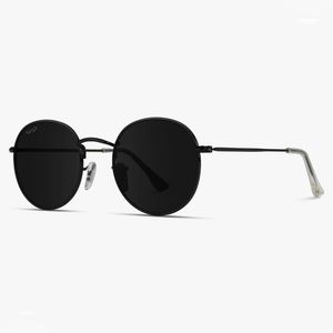 Black round sunglasses